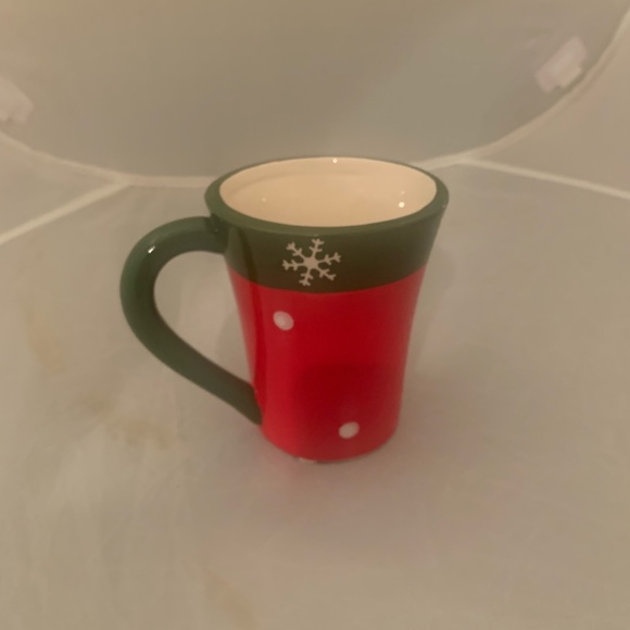 Christmas mug. Red and Green with snowflakes and white dots. Nice size and color - Picture 1 of 7